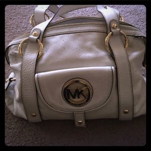 ISO this MK purse but brown in color 👜